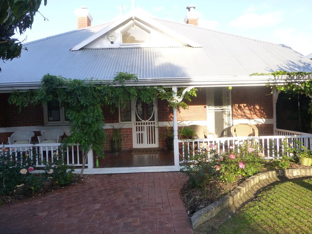 Lakeside Bed & Breakfast — Photos 1
